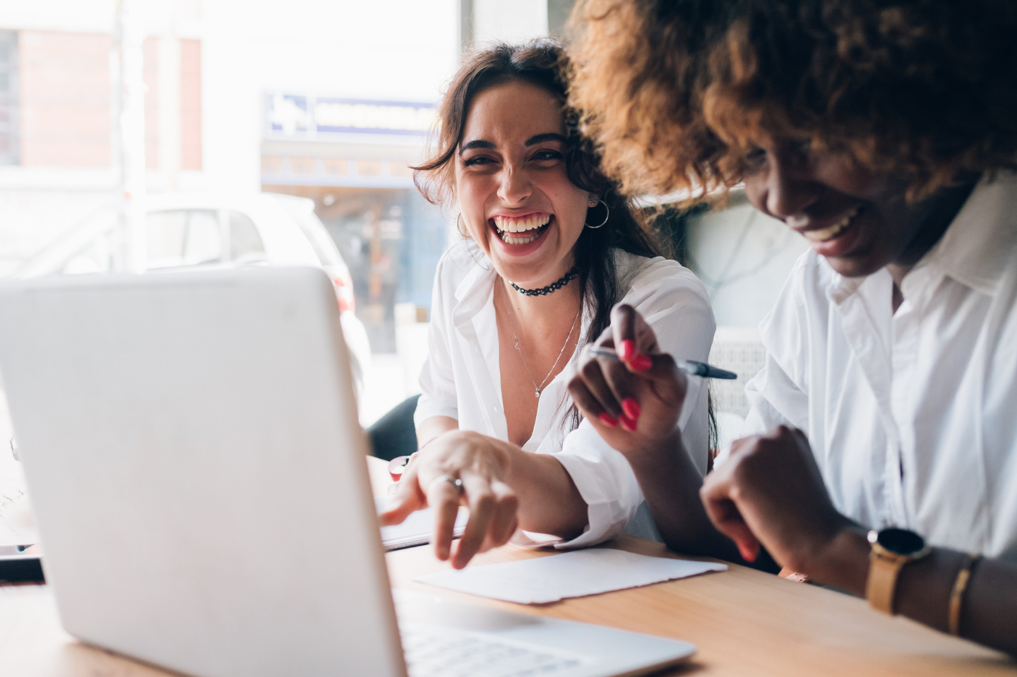 Stay with us-kuvituskuva-1-kv-opiskelijoita