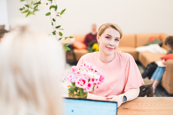 pinja-katsoo-kameraan