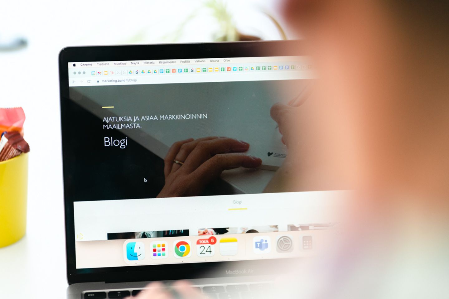 Työntekijä tekee suunnitelmallista sisällöntuotantoa ja kirjoittaa blogia